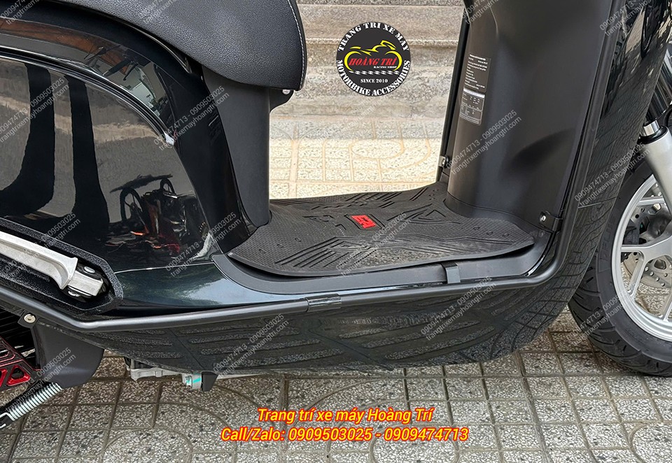 Thảm lót sàn màu đen phủ vừa khu vực để chân, giúp Dat Bike Era thêm gọn gàng