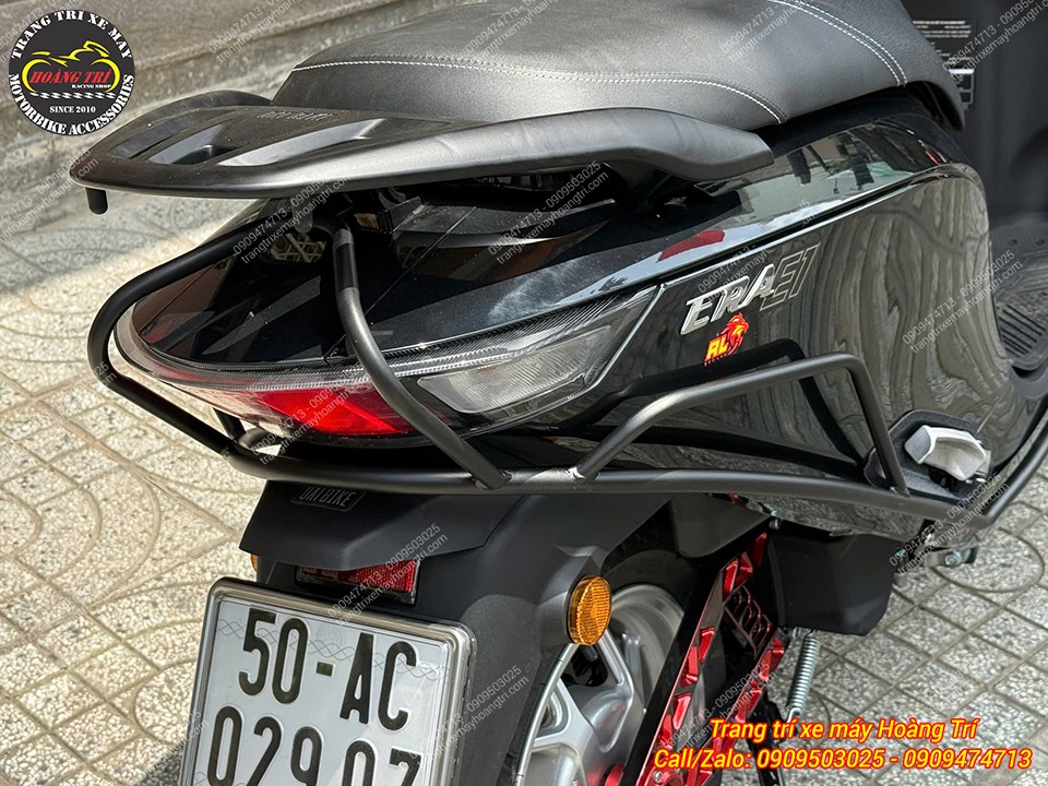 Khung bảo vệ màu đen ôm quanh phần đuôi, tăng điểm nhấn cứng cáp cho Dat Bike Era