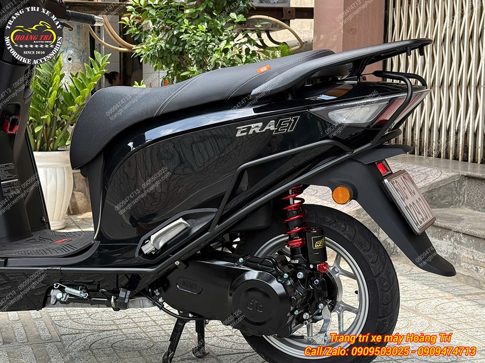 Khung bảo vệ kết hợp phuộc sau bình dầu đỏ đen tăng điểm nhấn thể thao