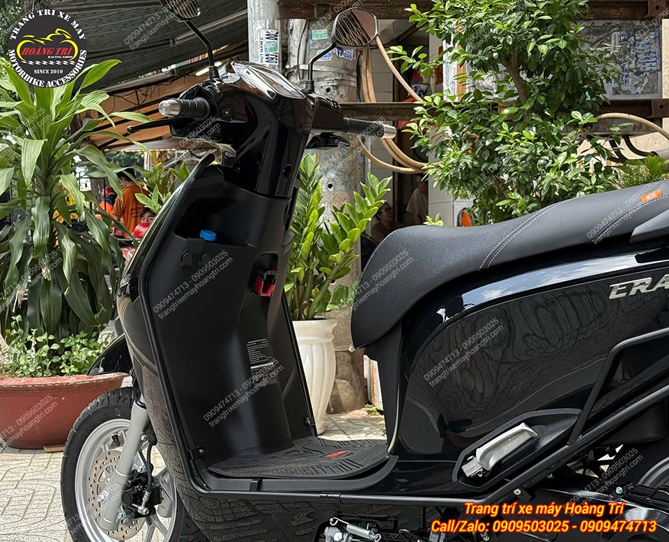 Góc ngang Dat Bike Era cho thấy khung bảo vệ đen chạy dọc thân xe gọn gàng