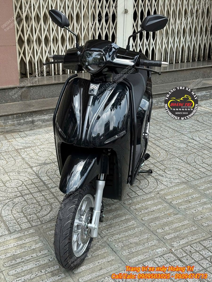Góc trực diện cho thấy Dat Bike Era màu đen giữ diện mạo hiện đại và liền lạc