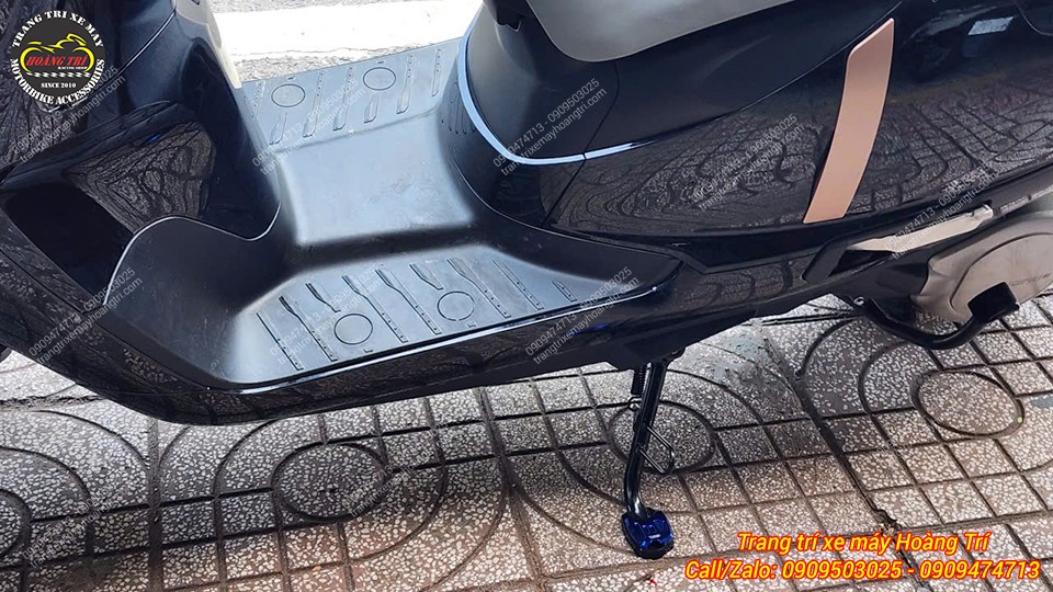 Góc tổng thể cho thấy đế chân chống GTR CNC nhỏ gọn, hài hòa cùng Honda UC3