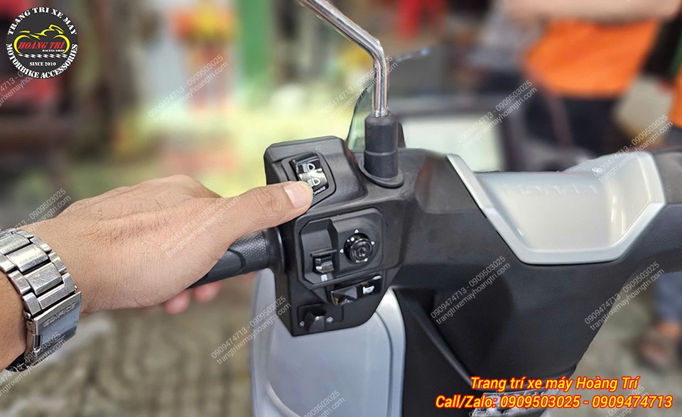 Kỹ thuật viên hướng dẫn thao tác công tắc để khách sử dụng City Mode đèn Kenzo X3 Pro