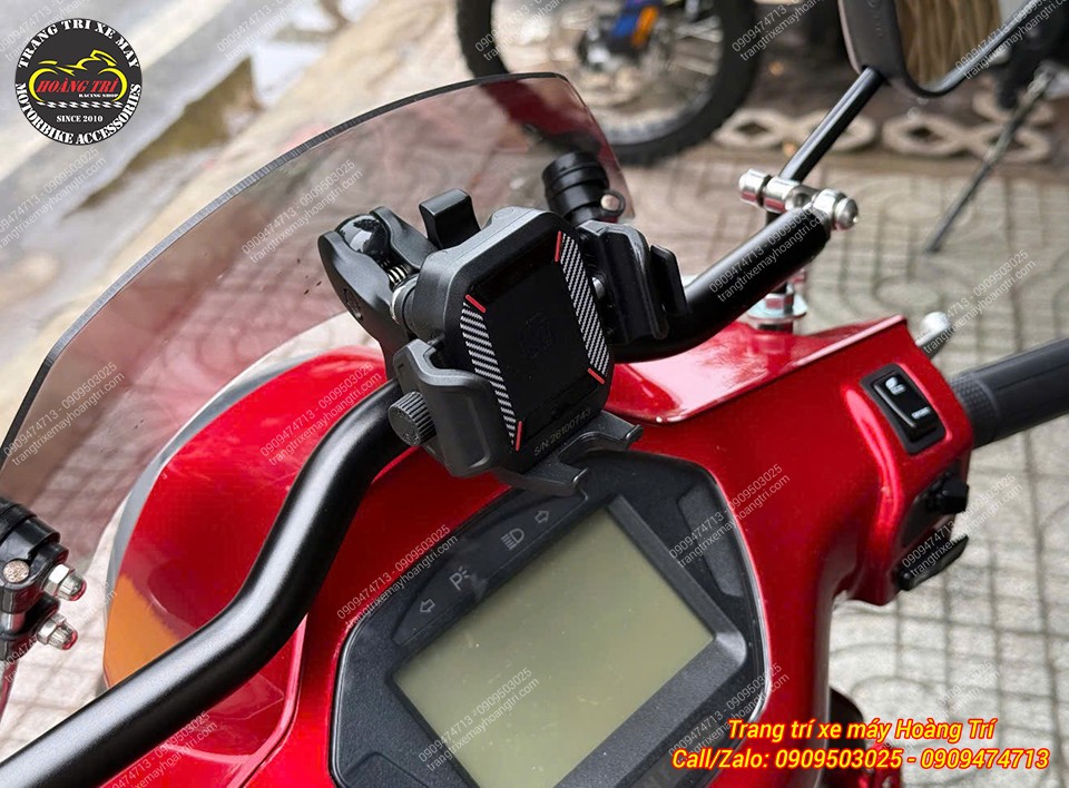 Giá đỡ điện thoại Kewig M33 được bố trí giữa ghi đông Klara S, thuận tiện quan sát
