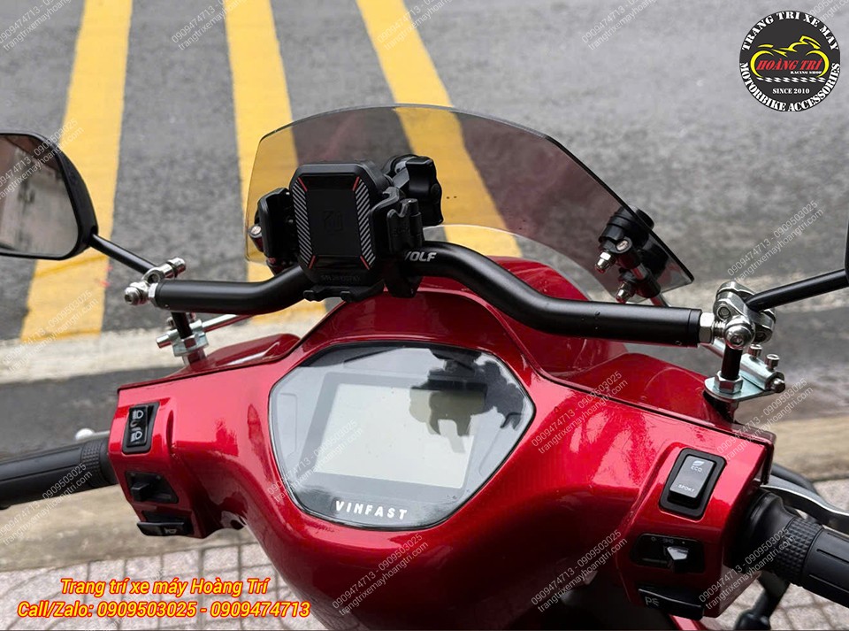 Thanh ngang ghi đông MotoWolf HB8 giúp bố trí giá đỡ điện thoại gọn gàng trên Klara S