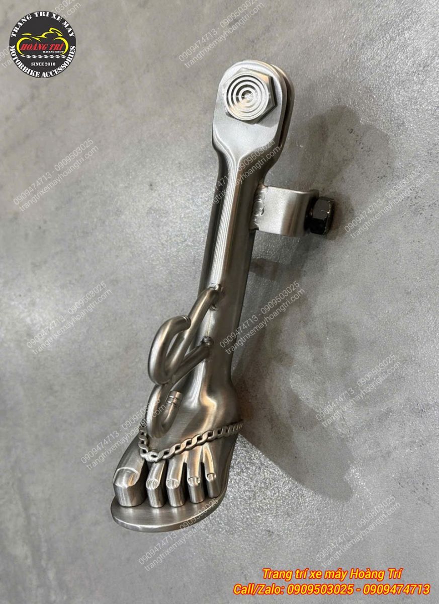 Chân chống nghiêng inox Klara S tạo hình bàn chân độc đáo, mang đến điểm nhấn khác biệt