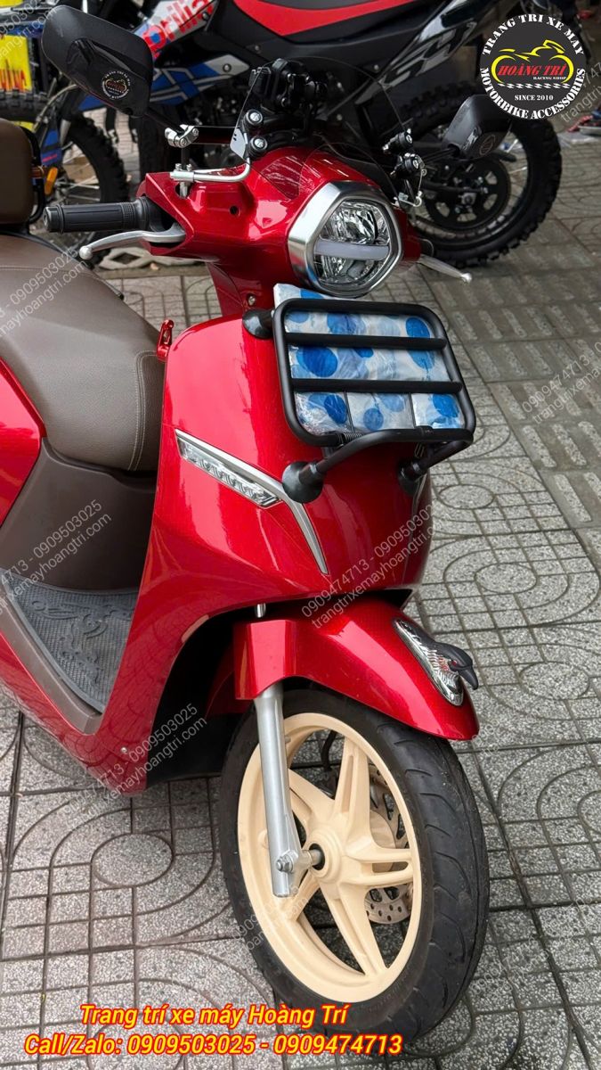 Dàn đầu Klara S nổi bật với baga trước, kính chắn gió và cụm kính hậu thể thao