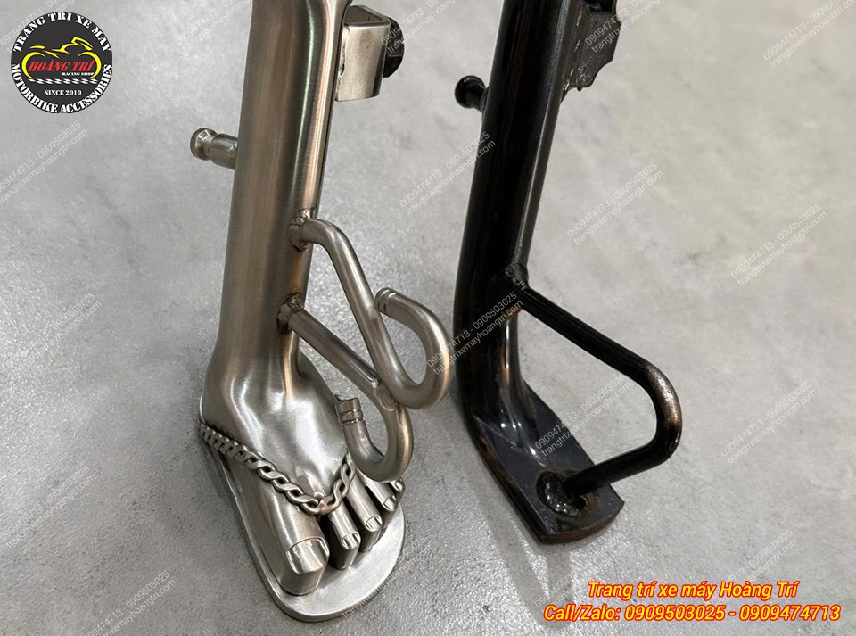 So sánh chân chống nghiêng inox kiểu bàn chân với chân chống nguyên bản màu đen Klara S
