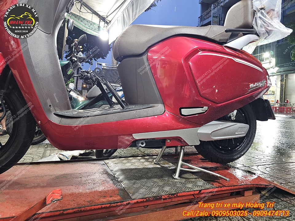 Góc nghiêng Klara S cho thấy chân chống inox mới tạo điểm nhấn sáng dưới thân xe