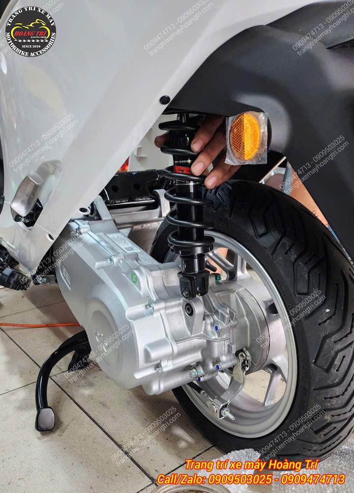 Kỹ thuật viên kiểm tra phuộc YSS DTG-Plus sau khi lắp, đảm bảo lắp đặt chắc chắn
