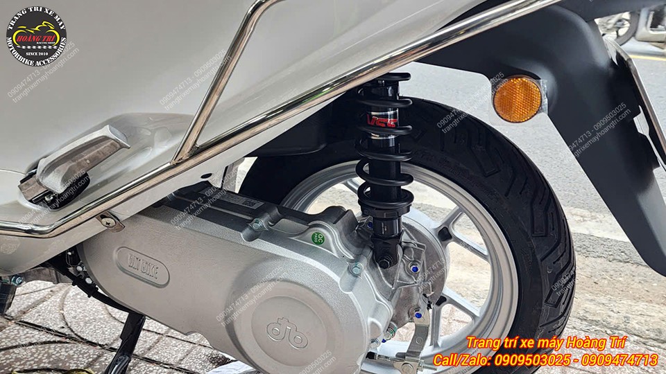 Góc nhìn bên hông cho thấy phuộc YSS DTG-Plus nổi bật trên dàn chân sau DatBike ERA màu trắng