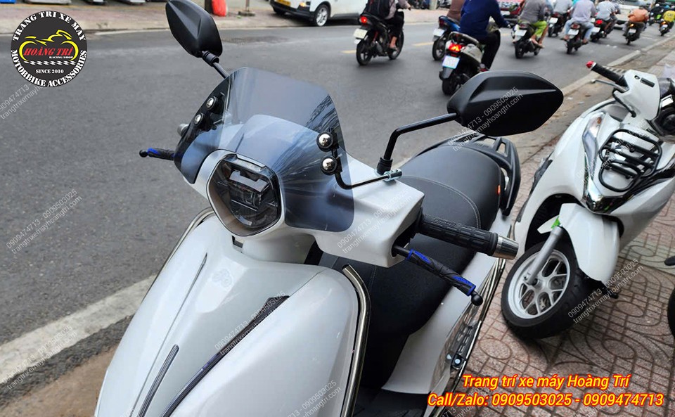 Phần đầu DatBike ERA được trang bị thêm kính chắn gió, tạo diện mạo cứng cáp hơn