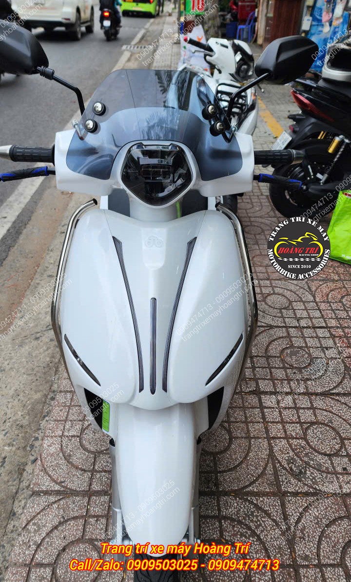 Góc trực diện DatBike ERA sau nâng cấp kính chắn gió, hoàn thiện phong cách hiện đại cho xe