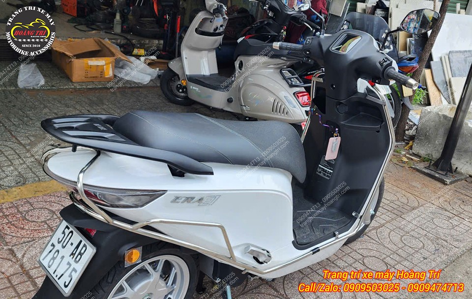 Khung bảo vệ inox ôm dọc thân DatBike ERA, tạo đường viền điểm nhấn sáng bóng và chắc chắn
