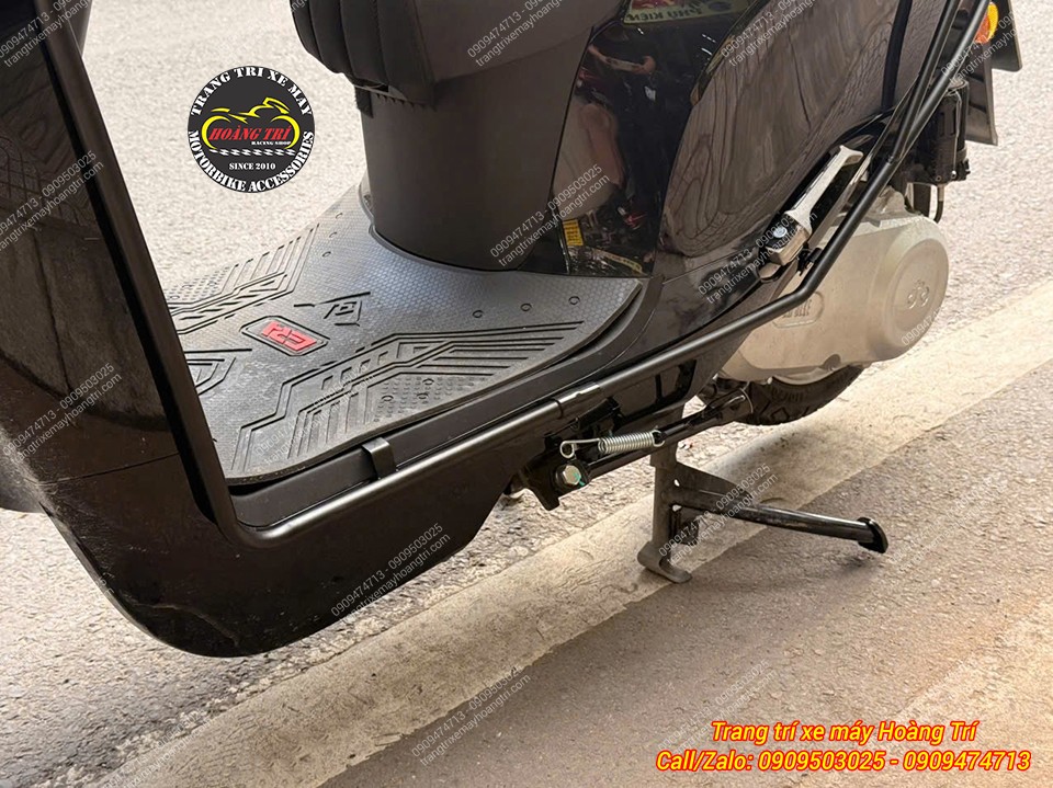 Khung bảo vệ Dat.Bike Era màu đen ôm sát sàn để chân với thiết kế gọn gàng