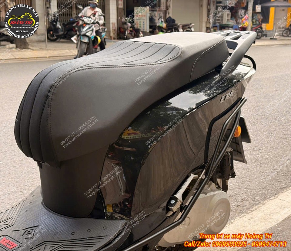 Khung bảo vệ chạy dọc thân Dat.Bike Era, bao quanh hông xe tạo vẻ cứng cáp