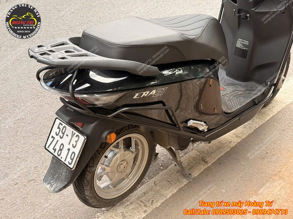Góc sau Dat.Bike Era cho thấy khung bảo vệ ôm quanh hông và cụm đèn hậu