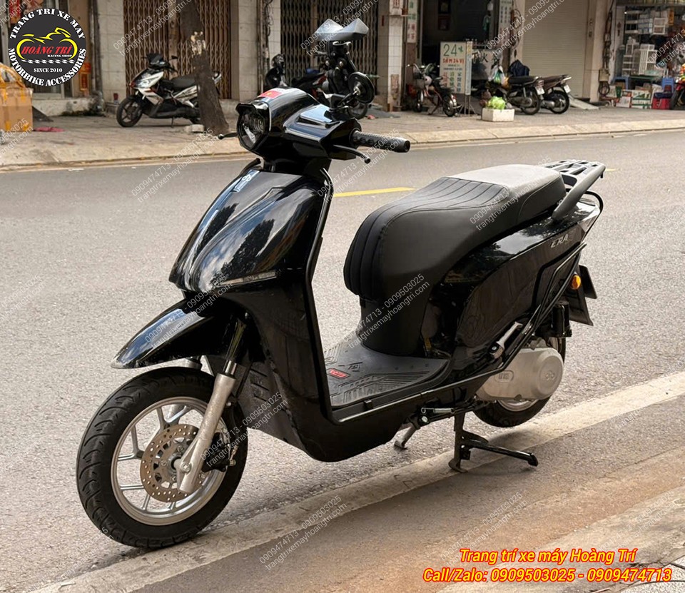 Khung bảo vệ đen hoàn thiện trên xe, đồng bộ màu sắc giúp tổng thể thêm liền lạc