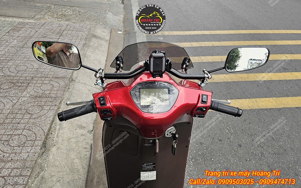 Góc chính diện tay lái Klara S cho thấy bốn phụ kiện được bố trí cân đối