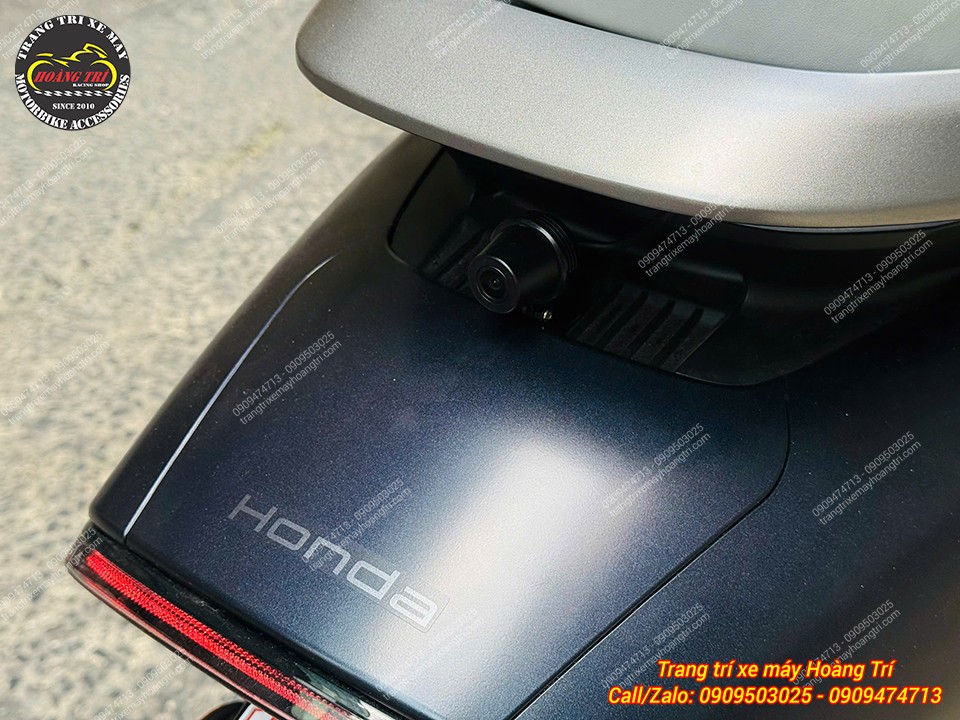 Camera sau màn hình Android T50M23 được bố trí gọn gàng tại khu vực đuôi Honda UC3