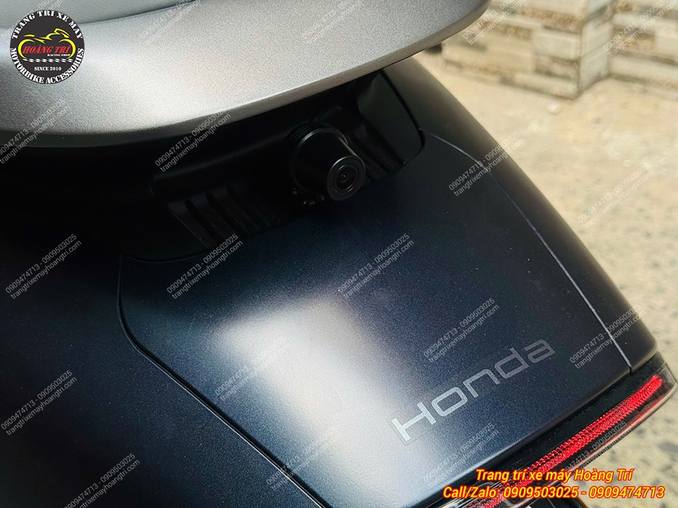 Góc cận cảnh camera sau T50M23 lắp ẩn phía dưới cản sau của xe Honda UC3