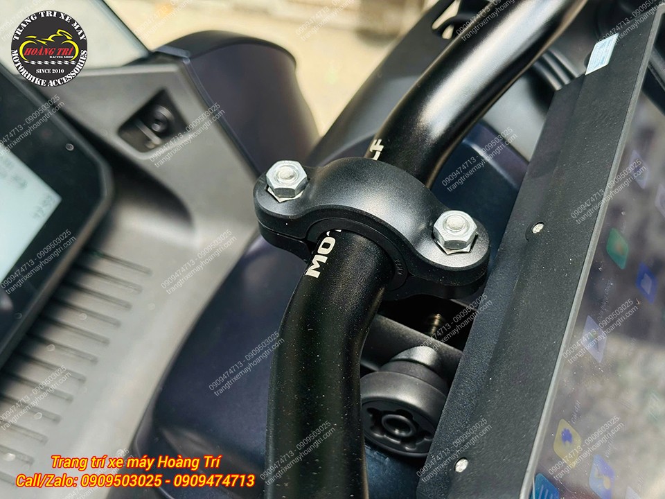 Thanh ngang ghi đông Motowolf được cố định trên chân kính, tạo vị trí gắn màn hình tiện lợi