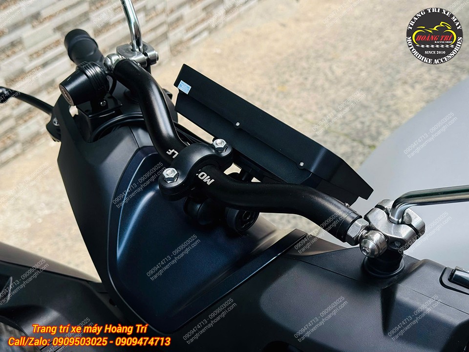 Toàn cảnh thanh ngang ghi đông Motowolf trên Honda UC3 với kiểu dáng gọn gàng, cân đối