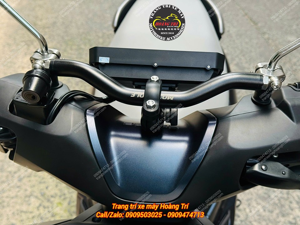Thanh ngang Motowolf bố trí giữa ghi đông Honda UC3, màn hình T50M23 đặt ngay trung tâm
