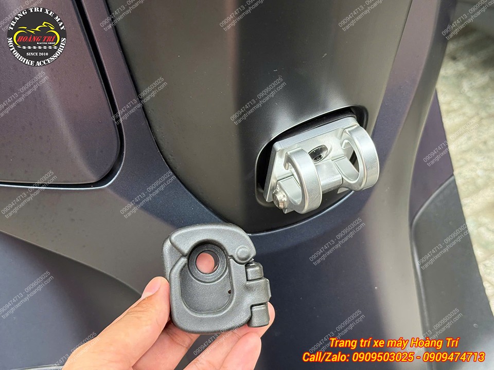 Trên tay móc treo đồ zin và trên xe là mẫu móc treo nhôm HTR - Grande với 2 móc tiện lợi