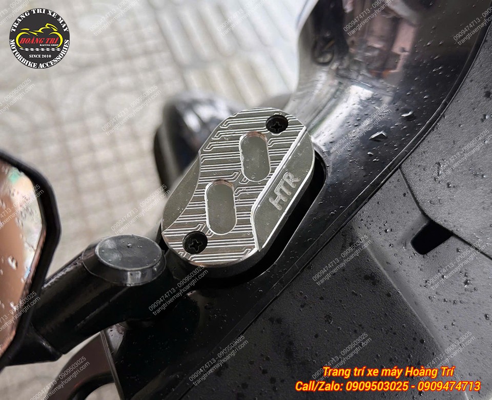 Cận cảnh nắp dầu CNC Dat Bike Quantum màu bạc với họa tiết và logo HTR