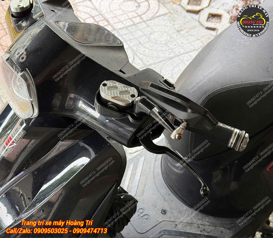 Nắp dầu CNC màu bạc giúp khu vực tay lái Dat Bike Quantum thêm phần cá tính