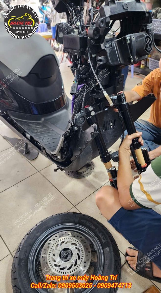 Kỹ thuật viên tháo dàn chân trước Honda UC3 để tiến hành nâng cấp phuộc Kingham Upside Down