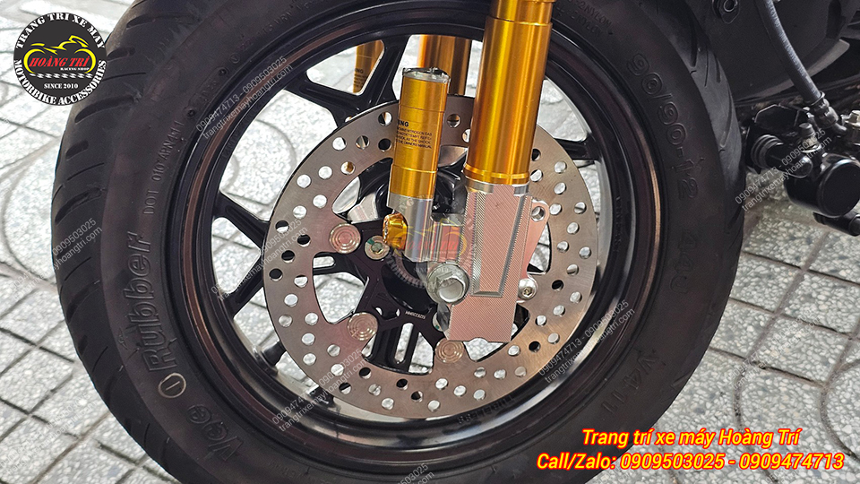 Phuộc Kingham vàng phối đĩa phanh lớn, giúp bánh trước Vero X trở nên nổi bật hơn