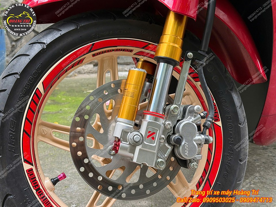 Phuộc Upside Down Kingham kết hợp mâm màu kem và tem đỏ giúp dàn chân Klara nổi bật