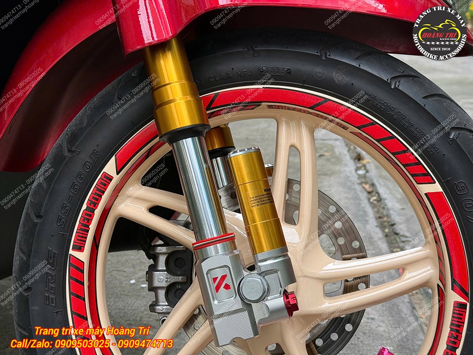 Góc chụp bên phải làm nổi bật phuộc Kingham vàng gold - bạc trên bánh trước VinFast Klara