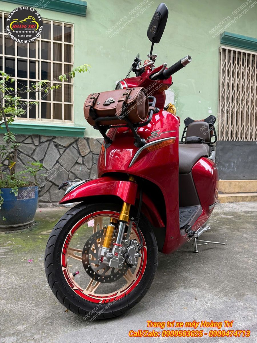 Tổng thể VinFast Klara nhìn từ phía trước sau khi hoàn thiện nâng cấp phuộc Kingham thể thao