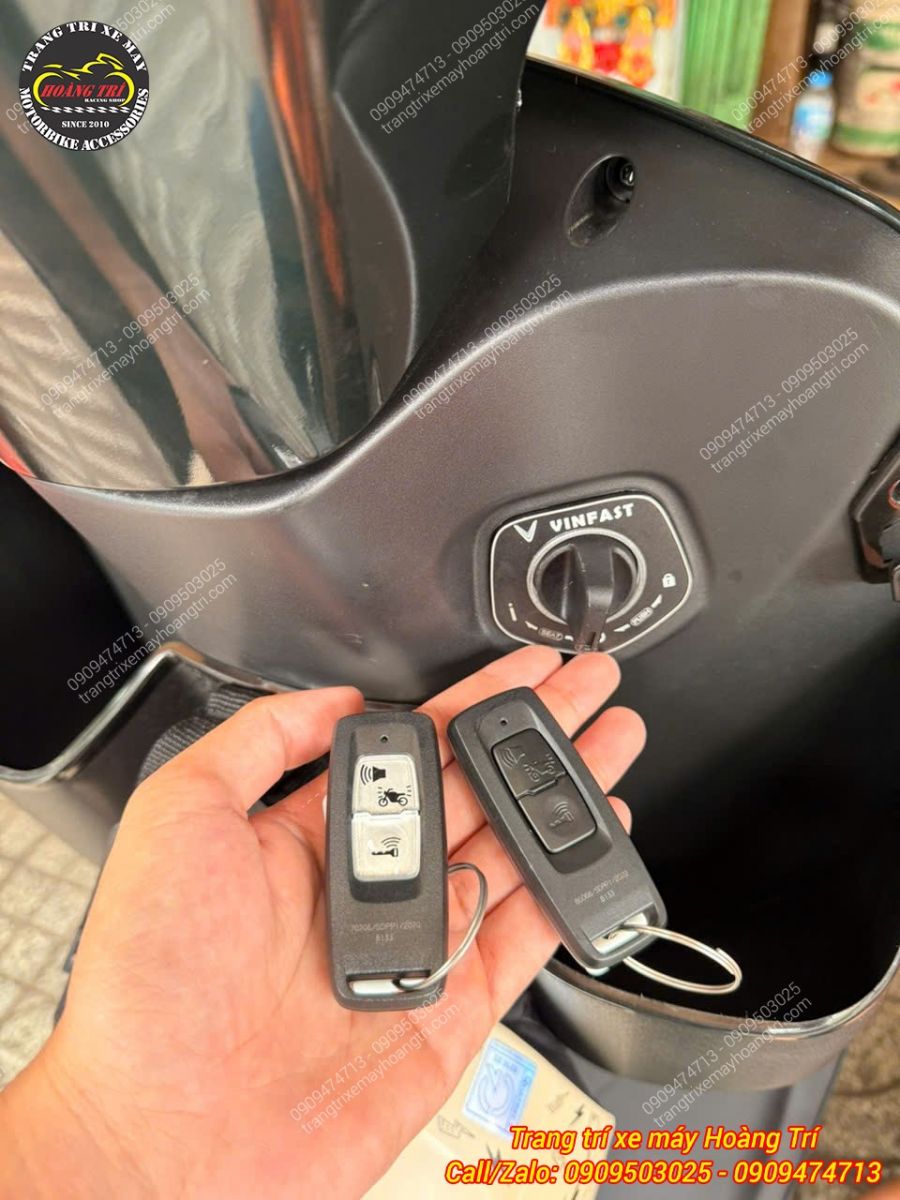 Anh khách chép thêm Remote dự phòng - Remote(FOB) thuận tiện hơn khi sử dụng
