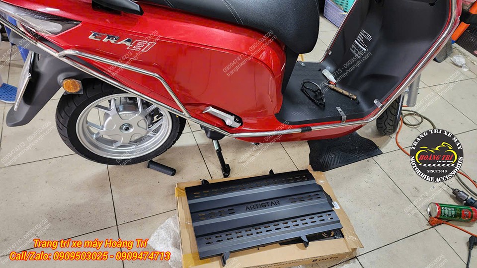Tấm nhôm Artistar được đặt cạnh Dat Bike Era trước khi kỹ thuật viên tiến hành lắp đặt