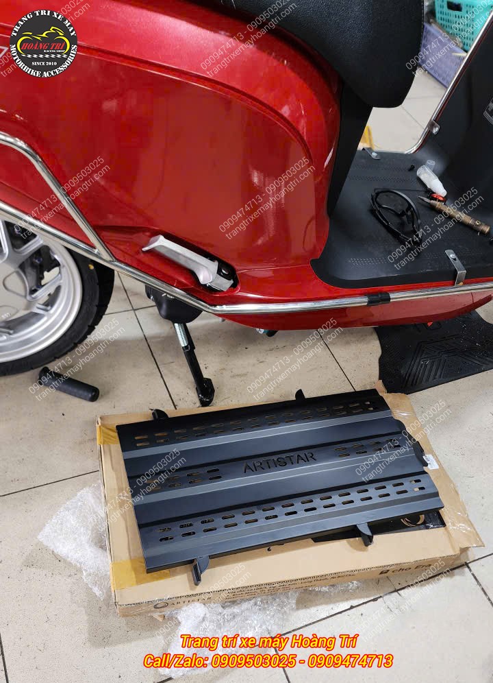 Tấm bảo vệ pin Artistar chuẩn bị lắp dưới gầm chiếc Dat Bike Era màu đỏ nổi bật