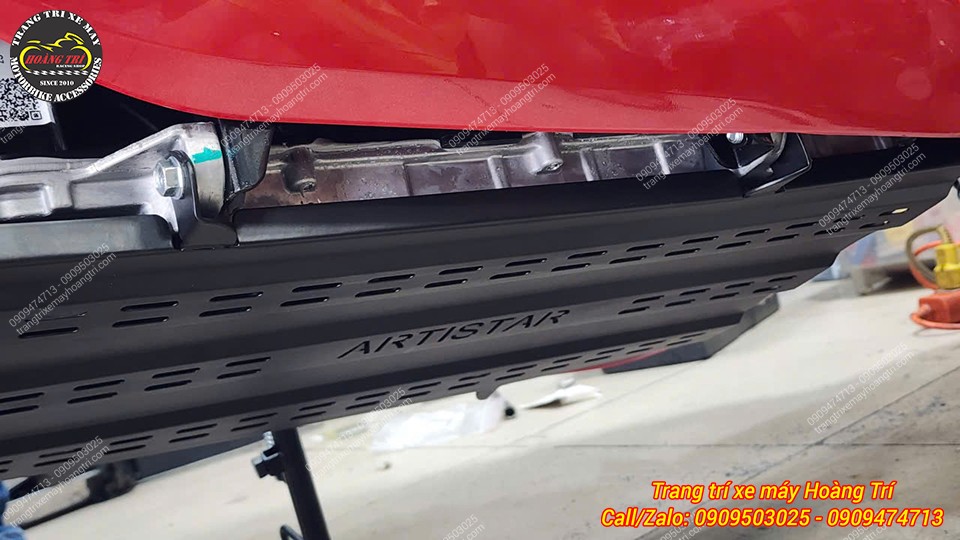Góc ngang cho thấy tấm bảo vệ pin Artistar lắp sát gầm Dat Bike Era gọn gàng