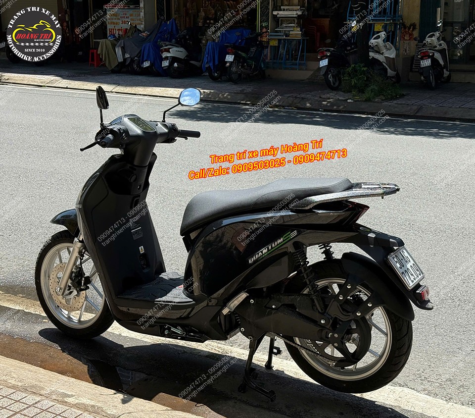 Góc nghiêng làm nổi bật baga nhôm đúc, chắn bùn và che sên vừa trang bị cho Quantum S3
