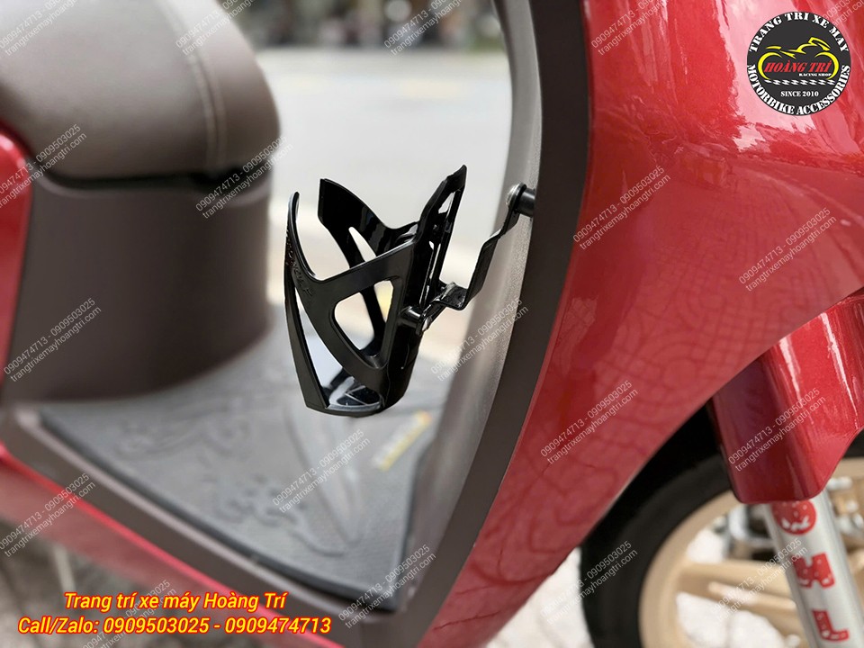 Giá đỡ chai nước MotoWolf lắp bên hông VinFast Klara S, thiết kế gọn gàng và dễ dùng