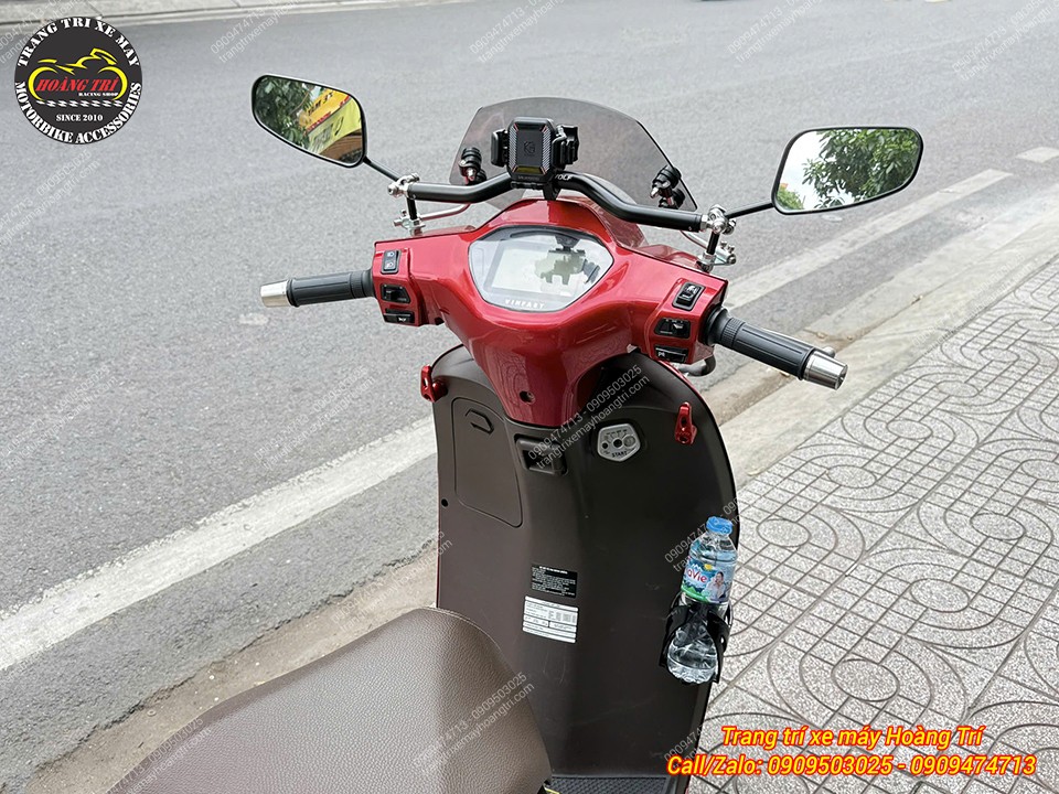 Góc nhìn người lái cho thấy loạt phụ kiện tiện ích được bố trí trên Klara S
