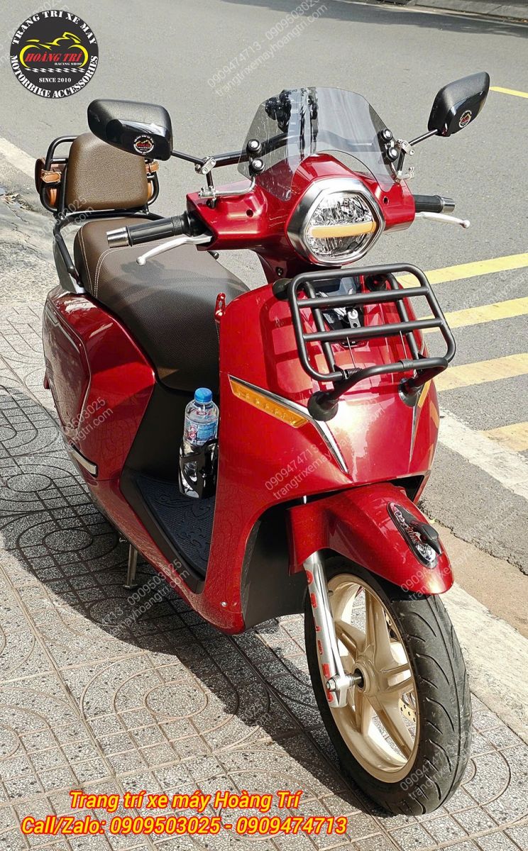 Toàn cảnh dàn phụ kiện trước Klara S nổi bật với baga trước, kính chắn gió và mâm màu kem