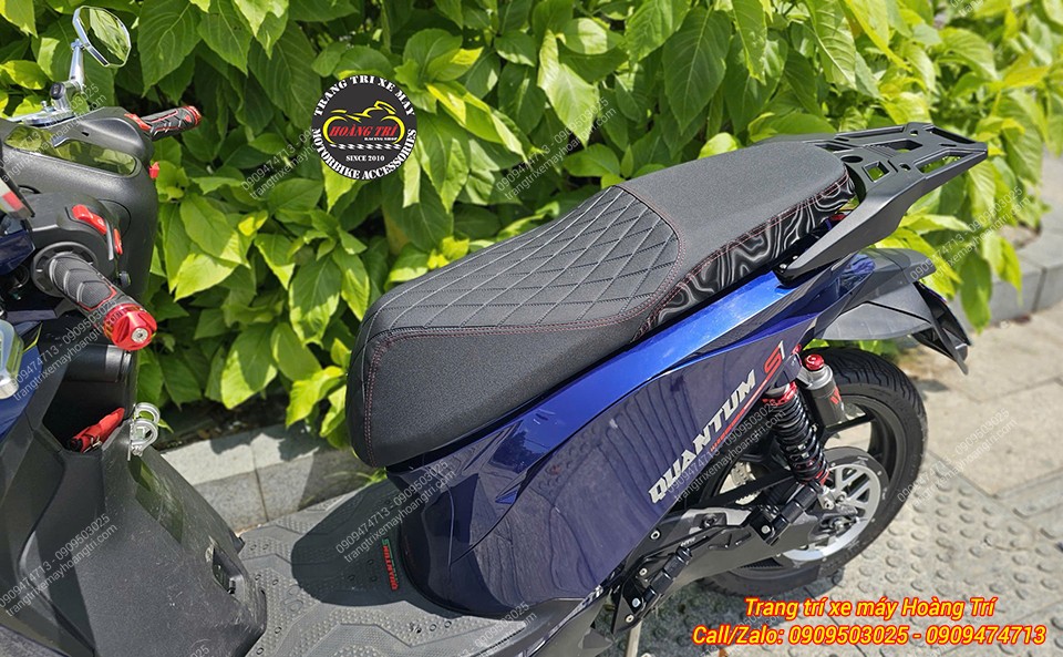Mẫu yên caro trang bị trên Dat Bike Quantum xanh, phối chỉ đỏ tạo điểm nhấn nổi bật