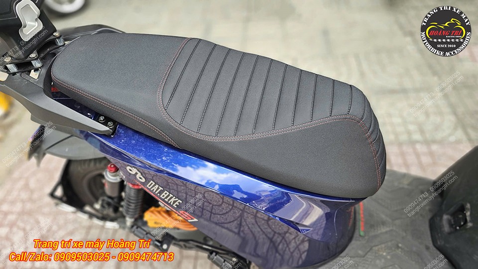 Cận cảnh yên độ Dat Bike Quantum kiểu bánh mì với các đường may tinh tế, viền chỉ đỏ