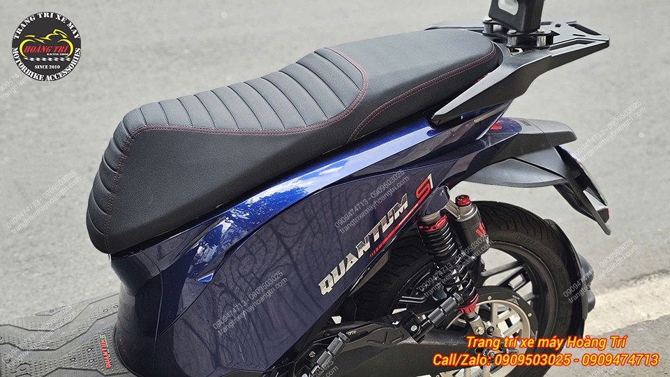 Góc nghiêng phía sau làm nổi bật kiểu dáng yên độ Dat Bike Quantum cùng họa tiết trên yên