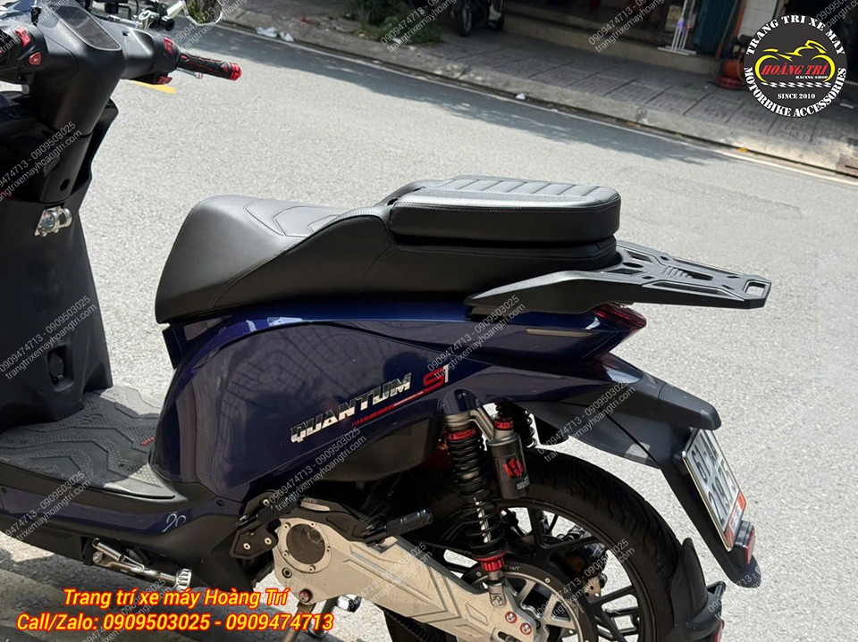 Khi hạ xuống, phần tựa lưng trở thành yên sau Dat Bike Quantum với thiết kế gọn gàng