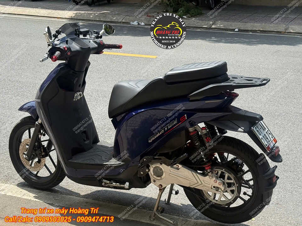 Góc rộng cho thấy Dat Bike Quantum khi phần tựa lưng được hạ xuống thành yên phụ phía sau