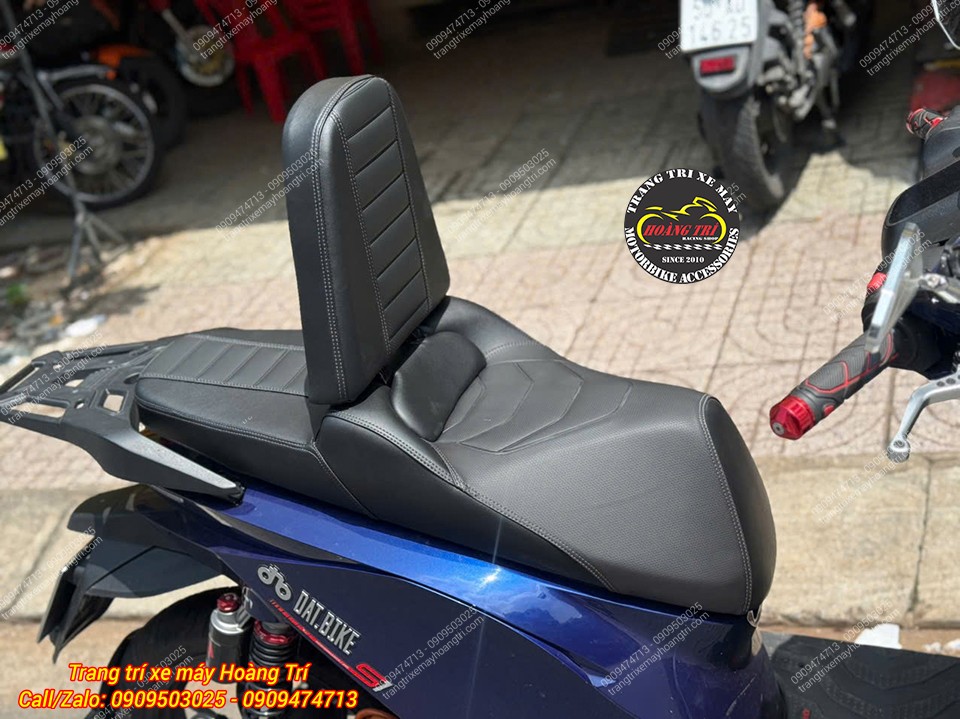 Góc nghiêng cho thấy tựa lưng yên Dat Bike Quantum dựng chắc chắn, dáng vẻ khác biệt trên Quantum